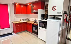 03 - Joli Studio Traversant Situe Au Rdc Avec 2 Lits, Tout Equipe Pour 1, 2 Ou 3 Personnes Maximum, Entree Independante Donnant Sur Parking Dont Une Place Est Reservee Devant La Porte, Grand Fourgon Possible Et Petit Jardin Sur L'Arriere Comme Une Ma